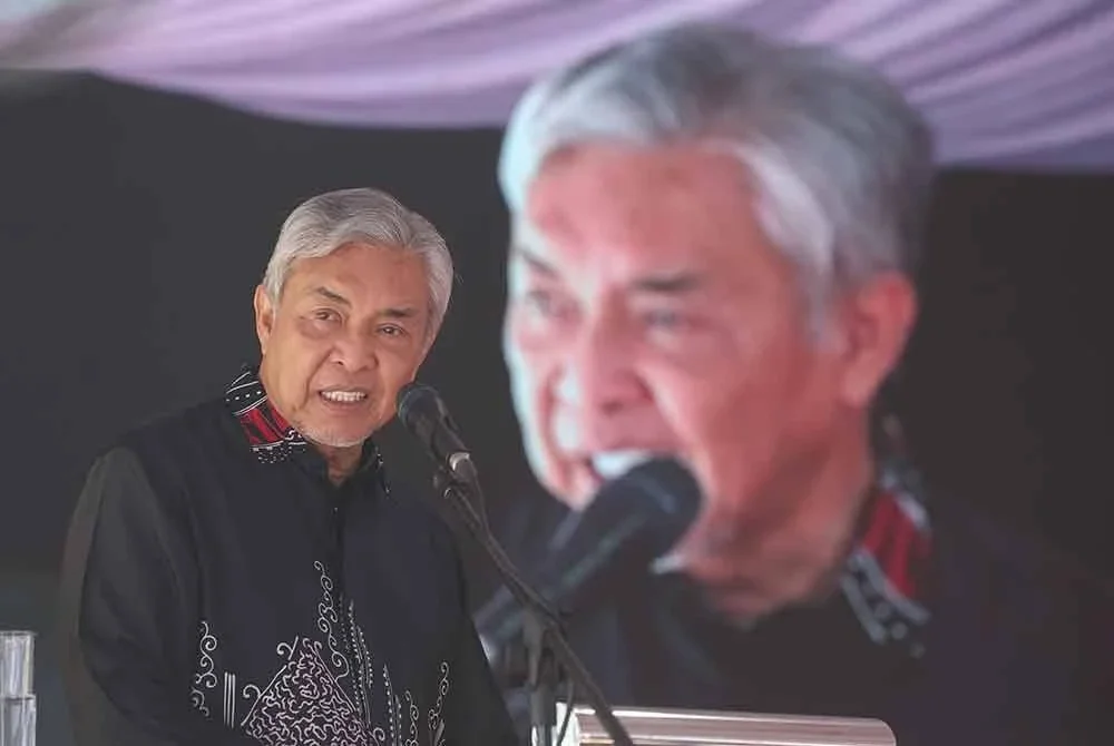 Ahmad Zahid menyampaikan ucapan perasmian Pusat Aktiviti Kemas Kampung Sapagaya pada Program Sentuhan Kasih Desa MADANI pada Ahad. Foto Bernama
