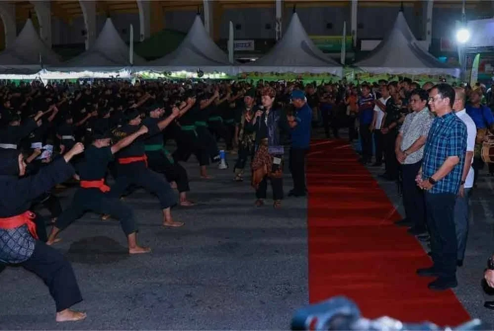Ketibaan Tengku Sarafudin disambut dengan persembahan lebih 2,000 pesilat cilik dan remaja yang mempersembahkan gerak ‘Jurus Bunga Teratai’ yang memukau.