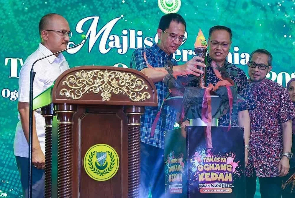 Tengku Sarafudin (dua dari kiri) berkenan merasmikan TOK 2025 disaksikan Mohd Salleh (kiri), Mohd Yusri (dua dari kanan) dan Mohd Amran (kanan).