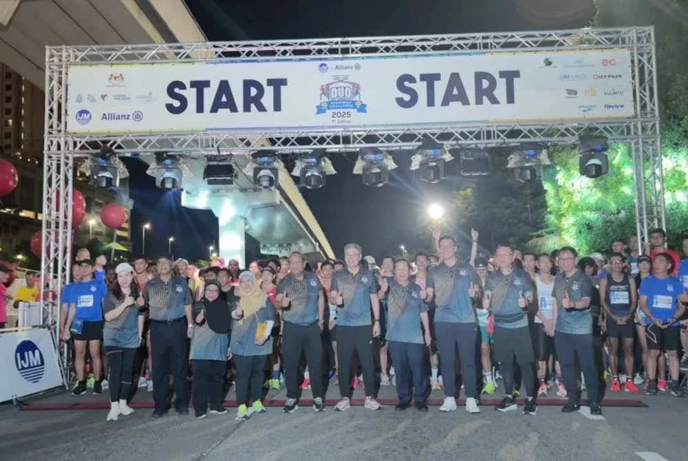 Sazali, Chun Fai dan Ketua Pegawai Eksekutif Allianz Malaysia, Sean Wang bersama para peserta kategori 21 km di acara IJM Allianz Duo Highway Challenge 2025 pada pagi Ahad.