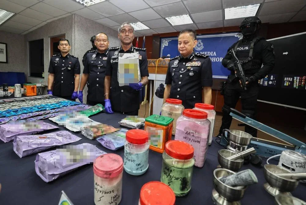 Kumar (tengah) menunjukkan antara dadah yang dirampas susulan penahanan sindiket pengedaran dadah didalangi seorang wanita warga Vietnam, di Ibu Pejabat Polis Kontinjen Johor pada Ahad. Foto Bernama