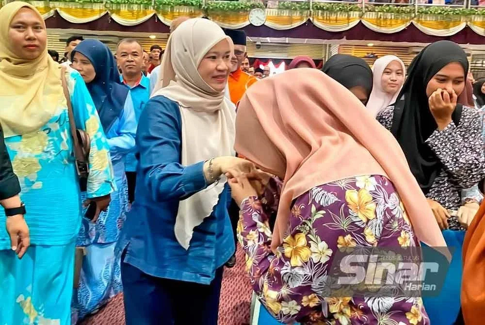 Fadhlina bersalaman dengan pelajar Tingkatan Enam pada Majlis Penyerahan Bantuan Awal Persekolahan Kepada Murid Tingkatan Enam Semester Satu 2025 di Sektor Sumber Teknologi Pendidikan, Pengkalan Chepa di Kota Bharu pada Ahad. Foto Sinar Harian HAZELEN LIANA KAMARUDIN