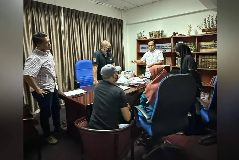 Peguam, Shahlan (tengah) bersama ahli keluarga termasuk ibu Zara Qairina dan wakil NGO ketika dimaklumkan mengenai pakaian dan barang peribadi Zara Qairina masih belum diambil pihak polis.