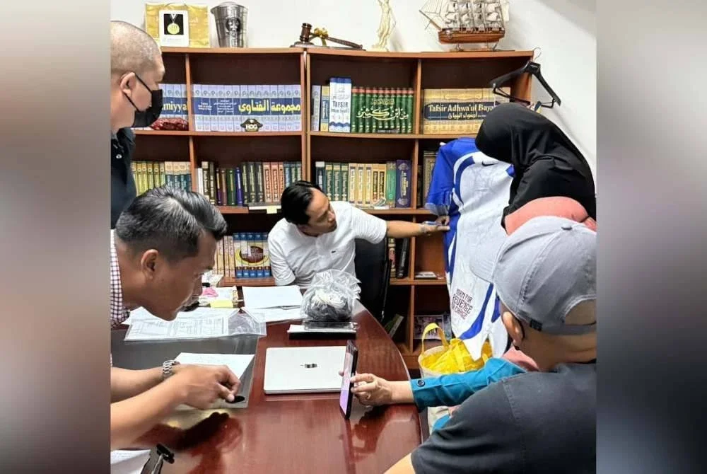 Shahlan melihat baju yang dipakai Allahyarham Zara Qairina ketika kejadian terjatuh dari tingkat tiga bangunan asrama sebuah sekolah agama di Papar.
