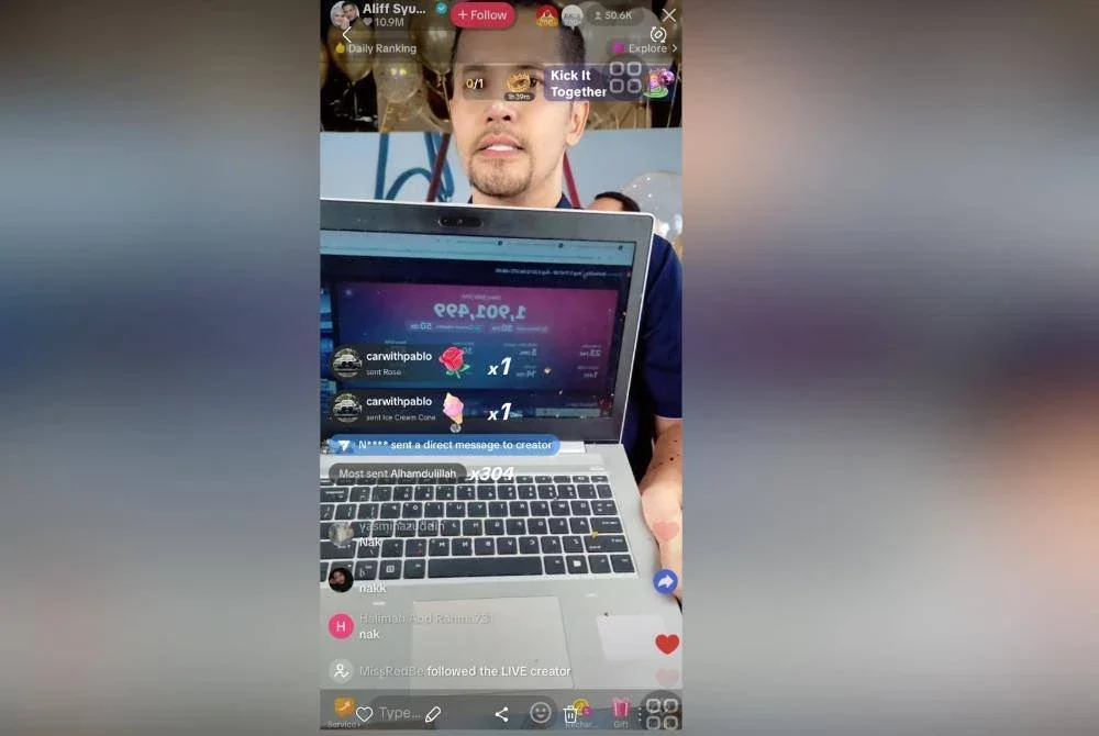 Aliff Syukri menunjukan jumlah keseluruhan beg tangan terjual selepas berjaya mencipta The Malaysia Book of Records (MBOR).