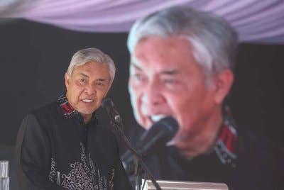 Ahmad Zahid menyampaikan ucapan perasmian Pusat Aktiviti Kemas Kampung Sapagaya pada Program Sentuhan Kasih Desa MADANI pada Ahad. Foto Bernama