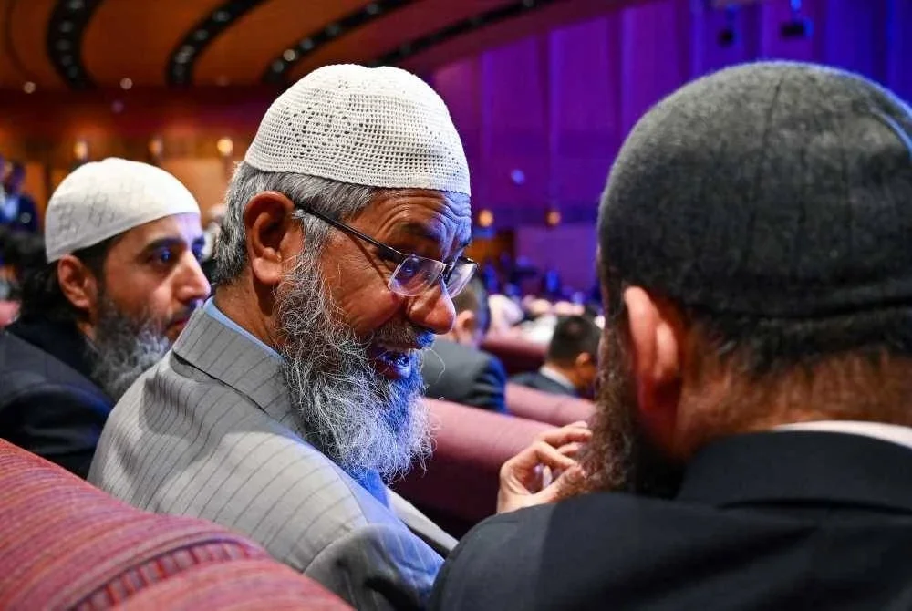 Beliau (tengah) ketika hadir di Majlis Pembukaan Sidang Kemuncak Kuala Lumpur 2019. Foto Agensi