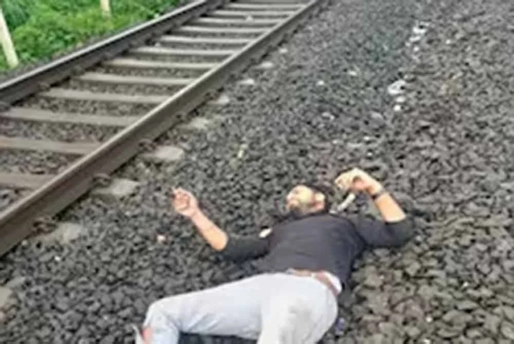 Seorang lelaki terjatuh dari kereta api yang sedang bergerak apabila telefon bimbitnya diragut oleh seorang pencuri di daerah Thane berhampiran Mumbai, pada Ahad.