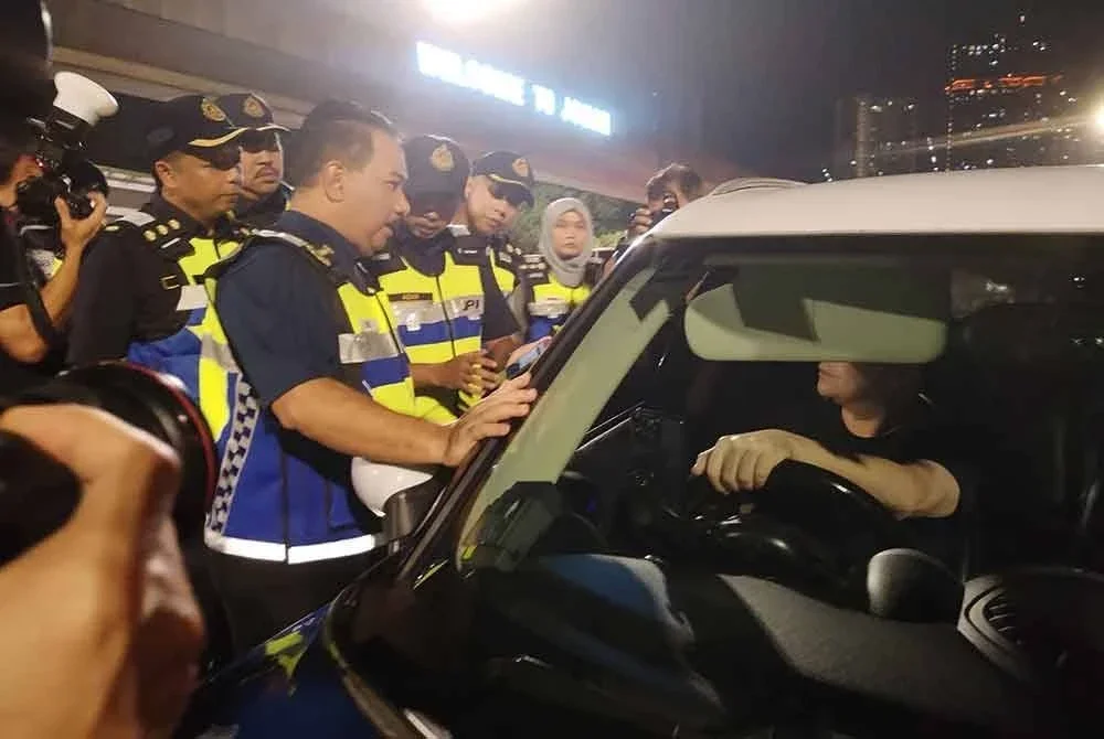 Muhammad Kifli berkata sesuatu kepada seorang pemandu warga Singapura pada operasi berkenaan.