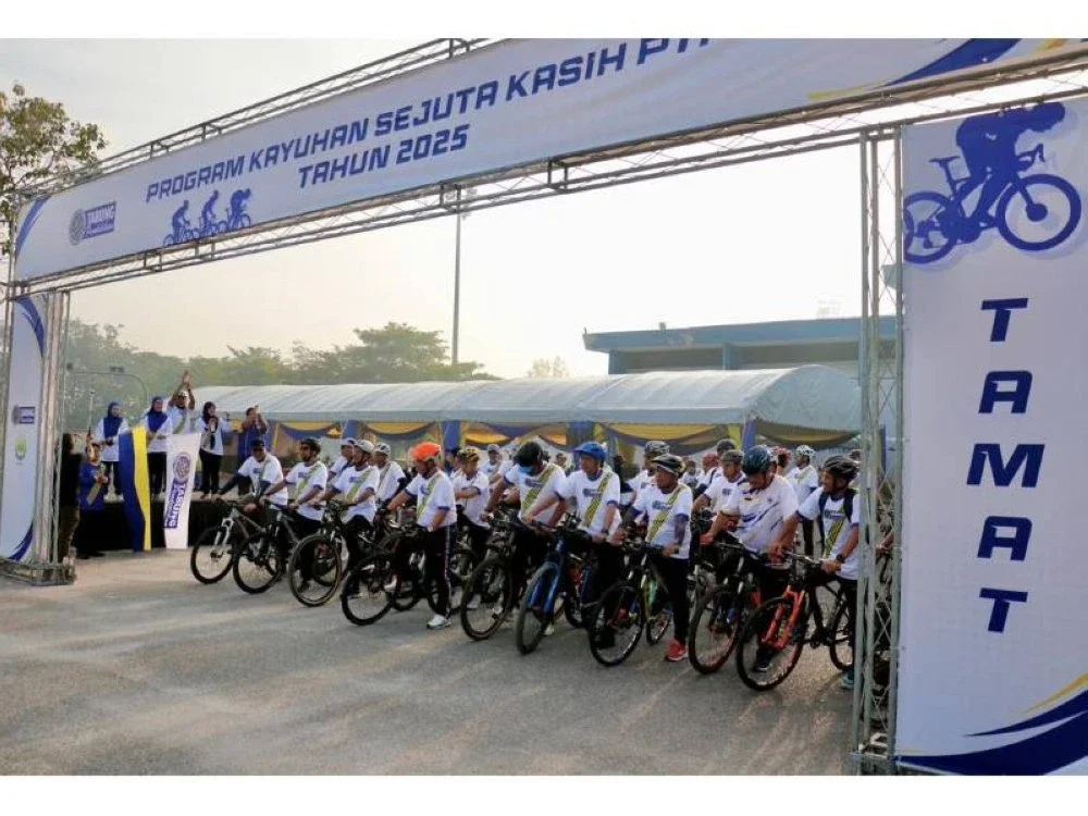 Tuanku Syed Faizuddin dan Syed Sirajuddin Areeb berkenan menyertai Kayuhan Sejuta Kasih PTPTN melibatkan lebih 100 peserta pada Sabtu.