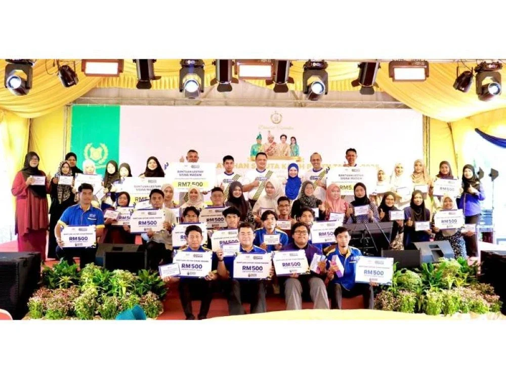 Tuanku Syed Faizuddin dan Syed Sirajuddin Areeb berkenan bergambar bersama Pengerusi PTPTN, Norliza serta penerima sumbangan Bantuan Lestari Siswa MADANI.