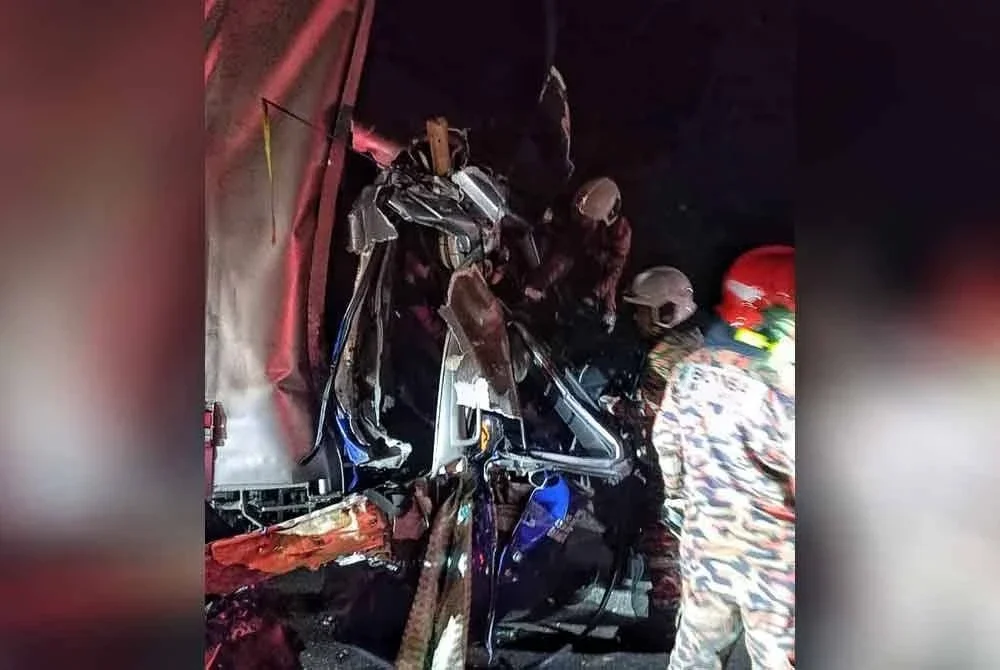 Pasukan bomba sedang melakukan operasi mengeluarkan mangsa yang tersepit dalam kemalangan di Kilometer 220.5 Lebuhraya Utara–Selatan arah utara dekat Alor Gajah, awal pagi Isnin.