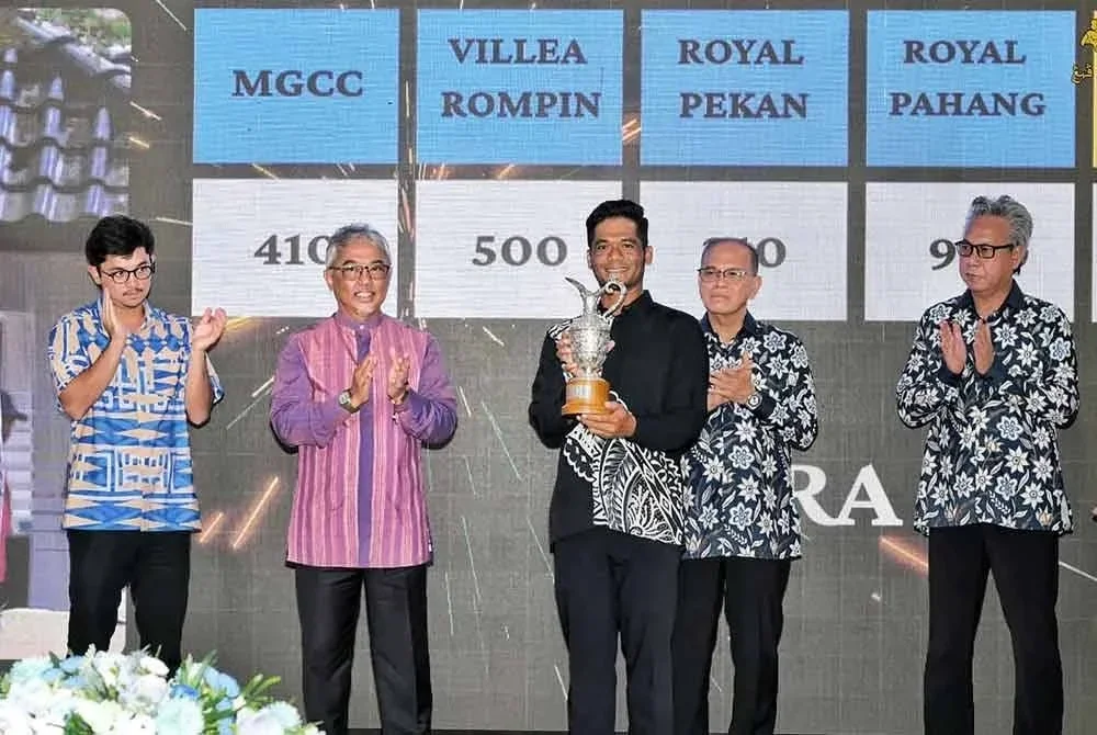 Al-Sultan Abdullah (dua dari kiri) berkenaan mengurniakan hadiah kepada pemenang di Majlis Jamuan Diraja dan pengurniaan hadiah Kejohanan Sirkit Golf Piala Sultan Pahang 2025 di Kelab Golf Diraja Pahang pada malam Ahad. Foto: FB Kesultanan Pahang.