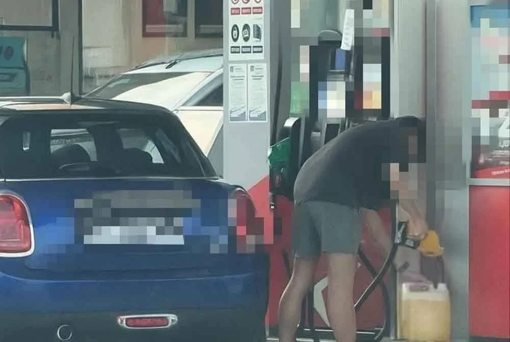 Gambar tular di media sosial memaparkan pemilik kenderaan bernombor pendaftaran Singapura mengisi RON95.