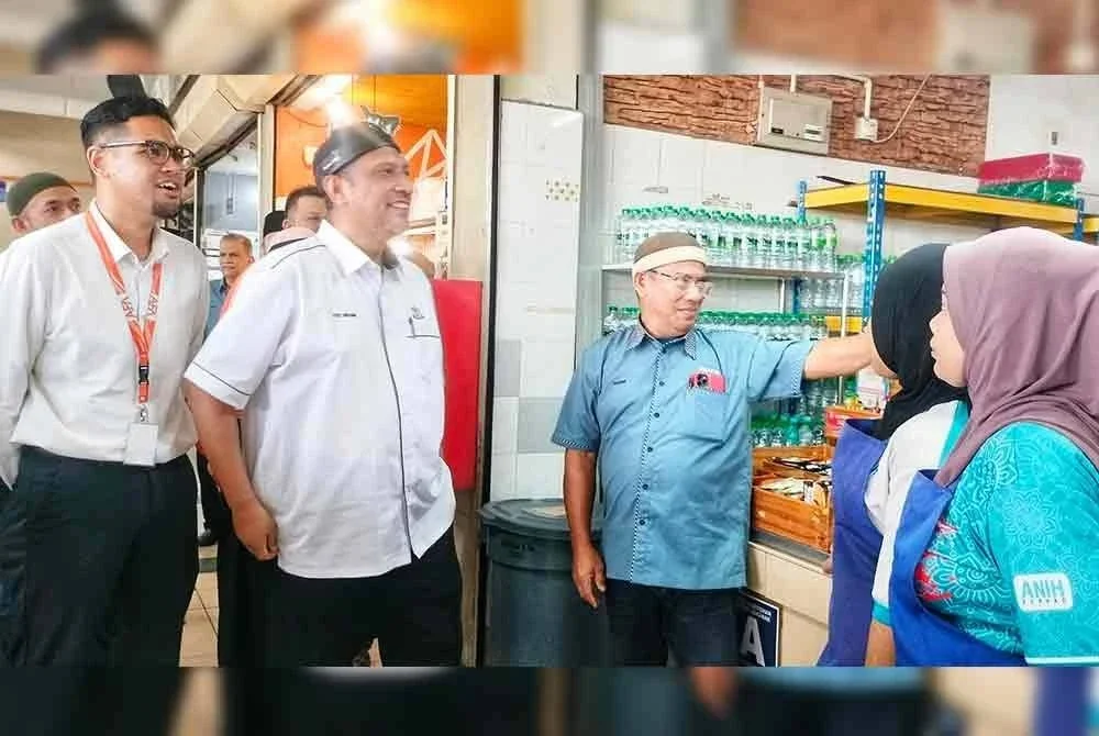 Syed Ibrahim (dua dari kiri) ketika menyantuni peniaga di R&R Temerloh arah barat pada Isnin.