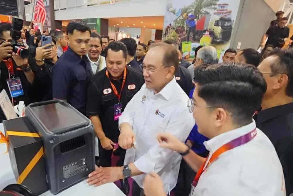 Perdana Menteri, Datuk Seri Anwar Ibrahim ketika melawat reruai SF semasa Karnival Mega 3 Dimensi 2025 baru-baru ini.