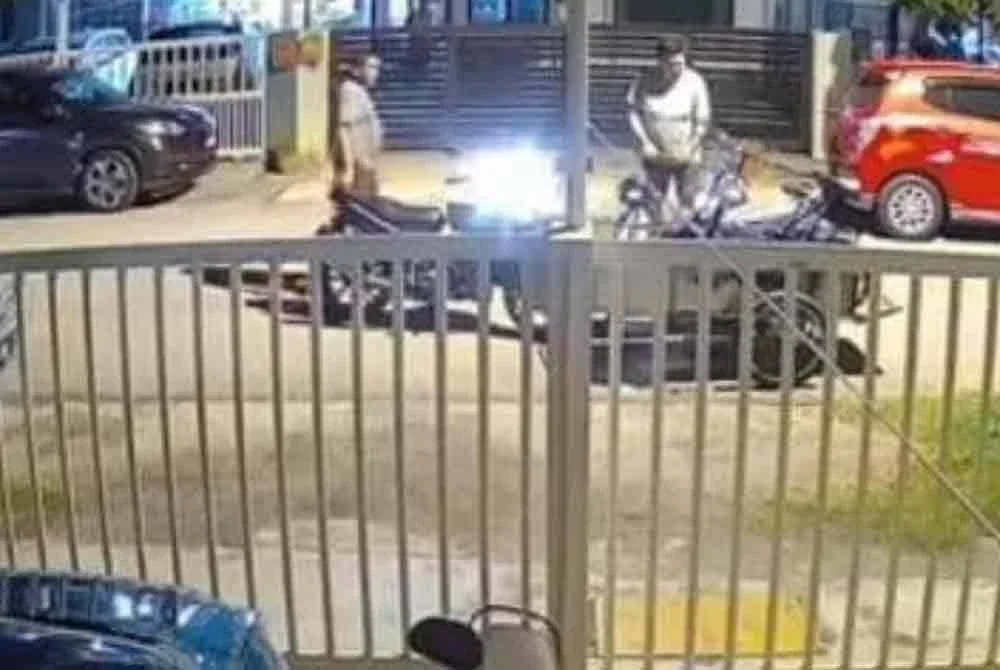 Tangkap layar video tular yang memaparkan dua individu memukul seorang lelaki di sebuah kawasan perumahan di Klang baru-baru ini.