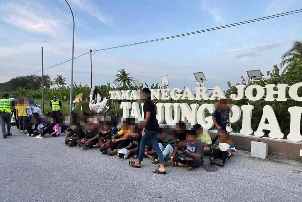 Kesemua individu terbabit dibawa ke Bahagian Penguatkuasaan Trafik IPD Pontian untuk tindakan lanjut. - Foto IPD Pontian