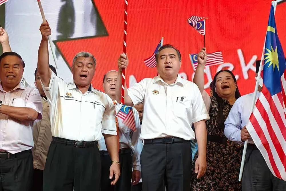 Anthony Loke (tengah) pada majlis pelancaran Bulan Kemerdekaan Peringkat Parlimen Seremban di SMJKC Chan Wa pada Isnin.