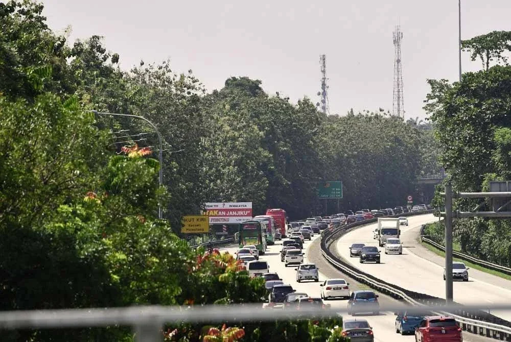 LLM memaklumkan, lorong kiri dan tengah di lokasi kejadian masih terhalang dengan trafik bergerak perlahan dan sesak sejauh 6.7 kilometer. - Gambar hiasan