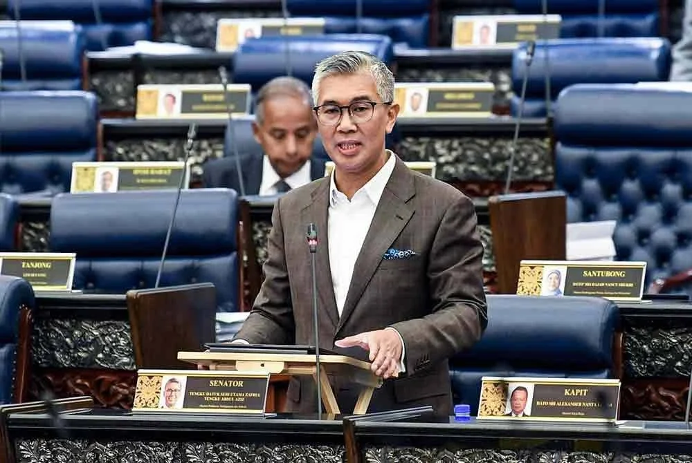 Tengku Zafrul bercakap ketika sesi penerangan di Dewan Rakyat pada Mesyuarat Kedua, Penggal Keempat Parlimen ke-15, di Bangunan Parlimen hari ini. - Foto: Bernama
