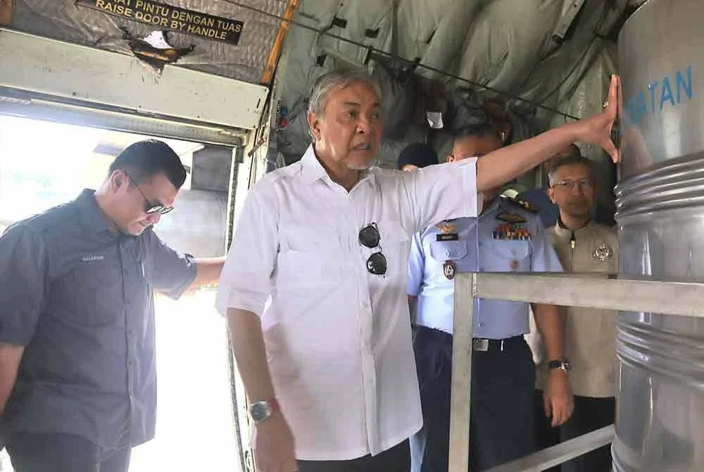 Ahmad Zahid ketika mengikuti operasi pembenihan awan pada Isnin.