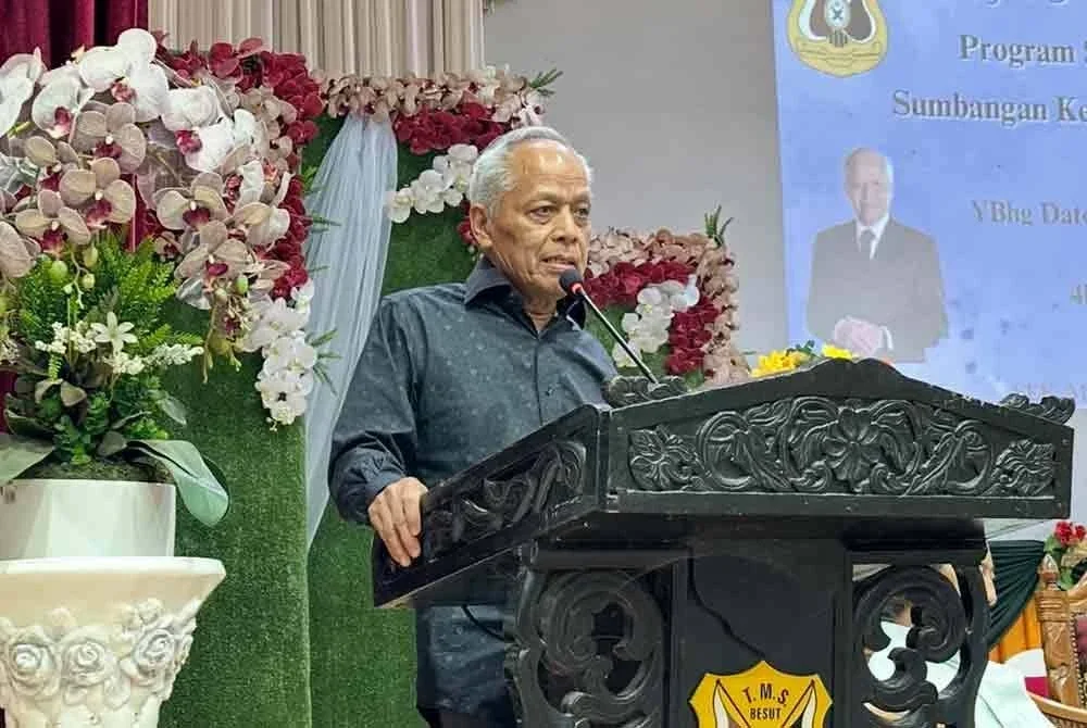 Muhammad Nasir berucap ketika perasmian penyampaian sumbangan di SMK Tengku Mahmud di besut pada Isnin.