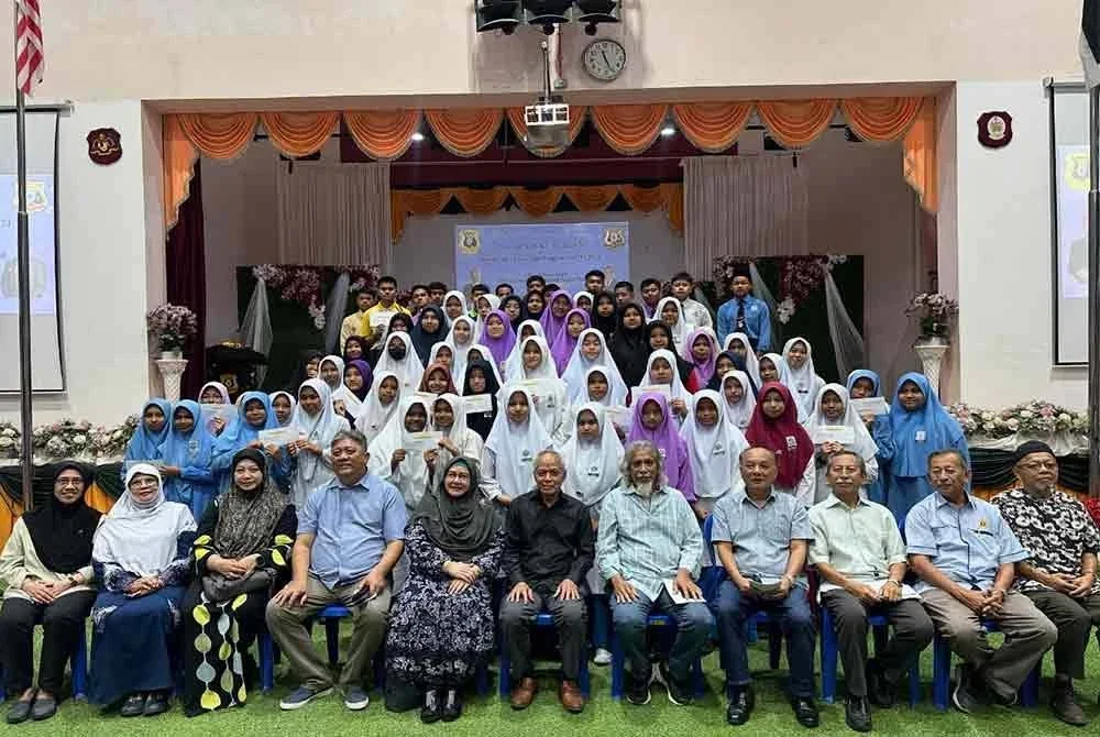 Muhammad Nasir (duduk, enam dari kiri) bersama ahli TMESA bergambar dengan penerima bantuan SAS.