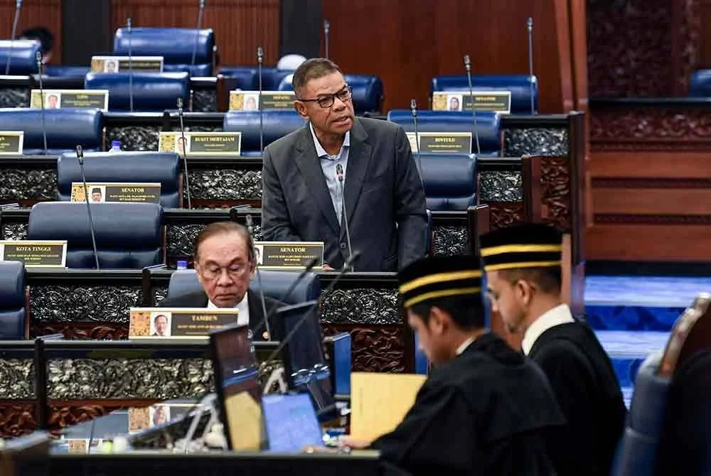Saifuddin Nasution pada sesi soal jawab di Dewan Rakyat hari ini. - Foto: Bernama