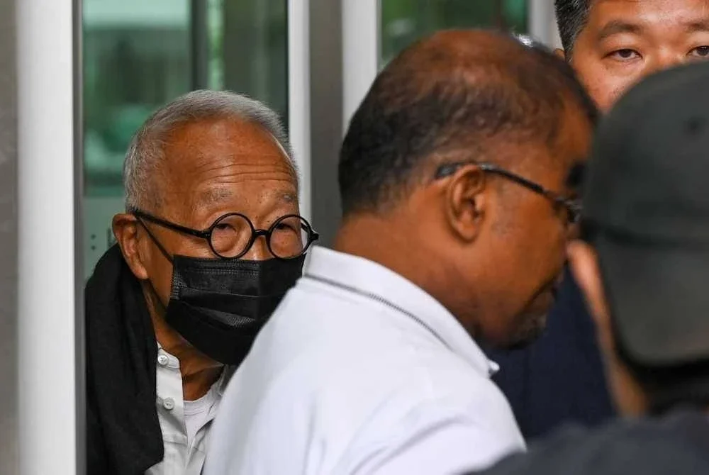Beng Seng (kiri) meninggalkan mahkamah di Singapura pada Isnin selepas mengaku bersalah atas satu pertuduhan yang berkaitan dengan bekas Menteri Pengangkutan Singapura. Foto AFP