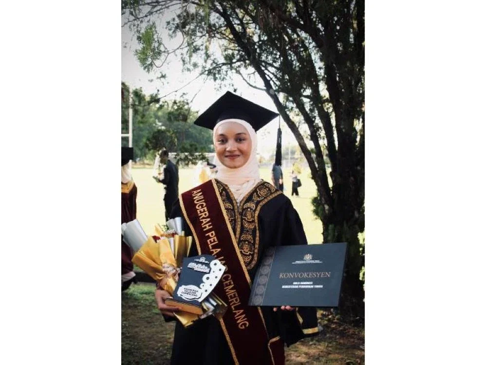 Rosmalina Muhamad Rezan, anak pemandu lori yang menerima Anugerah Pelajar Cemerlang Konvokesyen Kolej Komuniti Negeri Kedah 2025.
