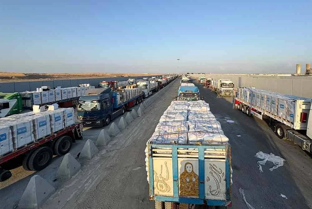 Konvoi trak membawa bantuan kemanusiaan menunggu kebenaran Israel di lintasan sempadan Rafah untuk memasuki ke Gaza.