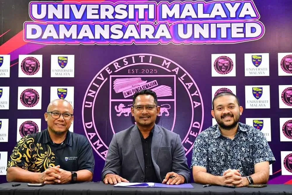 Ridzuan (tengah) bersama orang kuat UM-Damansara United, Adam Azman dan Afizal Abu Othman selepas majlis menandatangani kontrak baru-baru ini. Foto Agensi