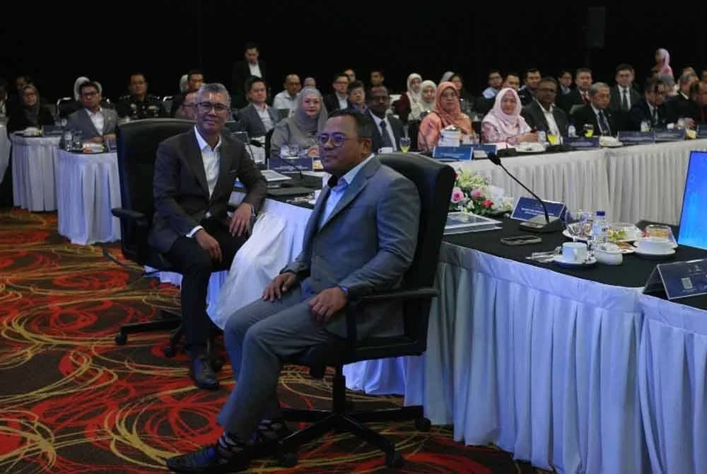 Amirudin (kanan) dan Menteri Pelaburan, Perdagangan dan Industri, Datuk Seri Tengku Zafrul Tengku Abdul Aziz (kiri) semasa menghadiri Mesyuarat JBI Negeri Selangor di Ballroom, Dewan Jubli Perak, Bangunan Sultan Abdul Aziz di Shah Alam pada Isnin.