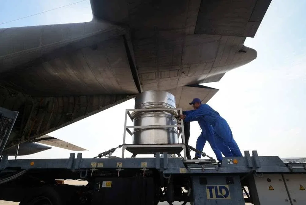 Petugas Nadma dengan kerjasama MetMalaysia dan TUDM terlibat sama dalam Operasi Pembenihan Awan di Empangan Bukit Merah, Perak. Foto Bernama
