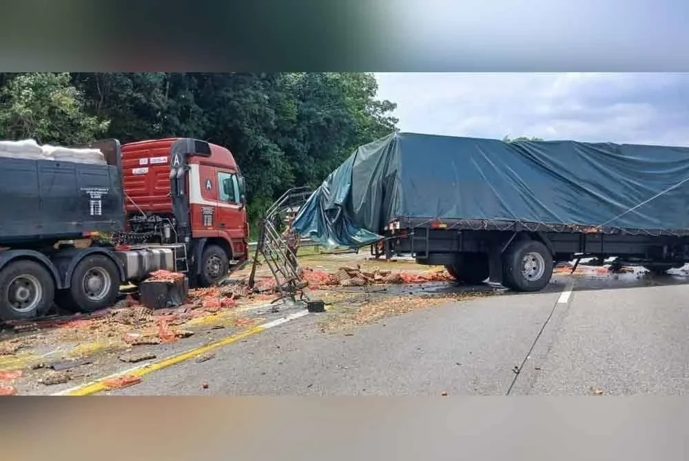 Kemalangan melibatkan sebuah lori muatan telur ayam yang merempuh bahagian belakang sebuah lori treler muatan simen yang diparkir di tepi jalan. Foto Bomba Perak
