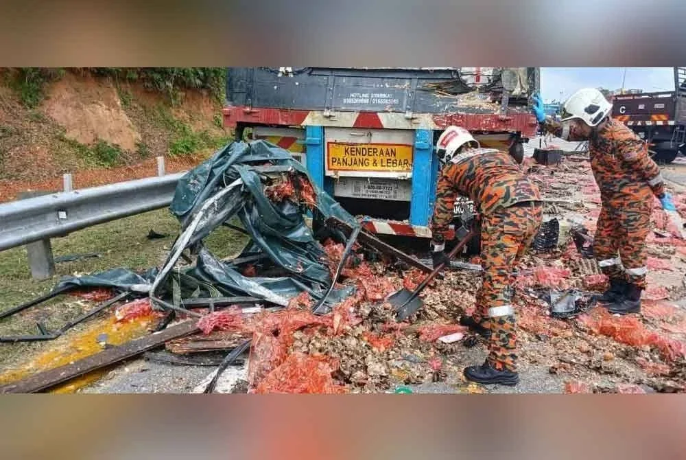 Kedua-dua mangsa yang menaiki lori muatan telur ayam berusia lingkungan 20-an telah tercampak keluar dan disahkan meninggal dunia di lokasi kejadian. Foto Bomba Perak