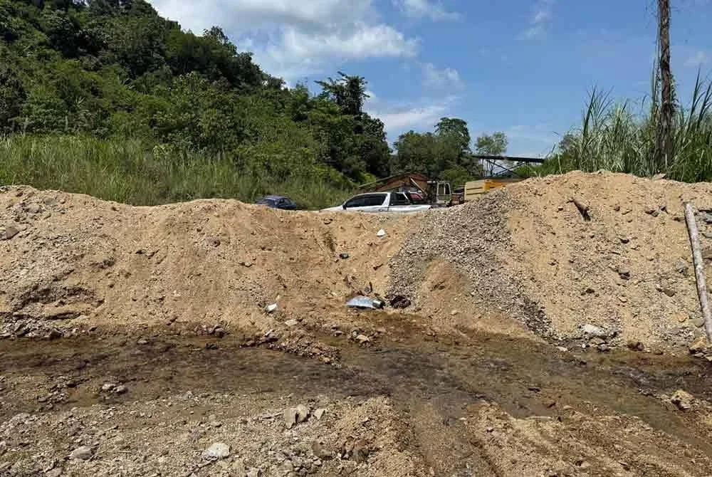 Benteng pasir yang dirempuh lori menyebabkan pemandunya meninggal dunia. Foto ihsan PDRM
