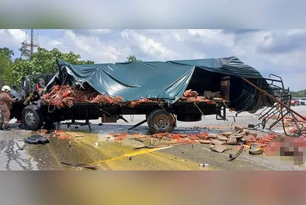 Dua lelaki maut, dua cedera selepas lori muatan telur merempuh treler simen di KM 372.1 Lebuhraya PLUS arah selatan berhampiran Slim River. Foto Bomba Perak