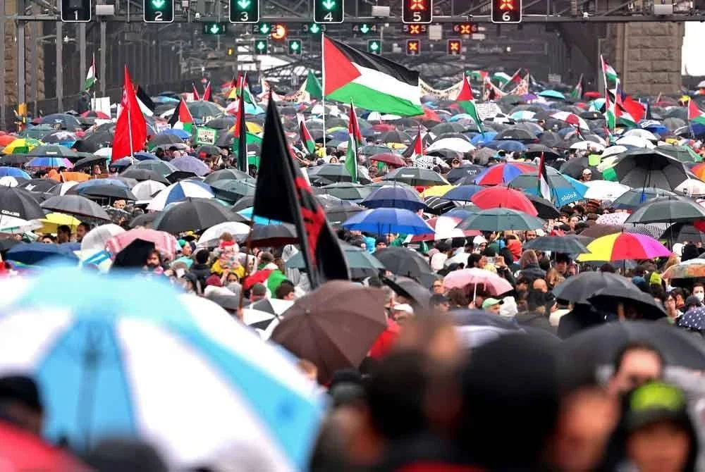 Penunjuk perasaan berarak merentasi Jambatan Sydney Harbour ketika perhimpunan pro-Palestin membantah tindakan Israel dan krisis kekurangan makanan yang berterusan di Semenanjung Gaza, di Sydney pada Ahad.
