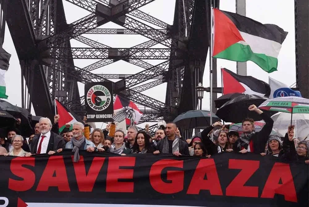 Ribuan orang menyertai perarakan merentasi Jambatan Sydney Harbour sempena tunjuk perasaan pro-Palestin membantah tindakan Israel dan krisis kekurangan makanan yang berlarutan di Semenanjung Gaza, di Sydney.