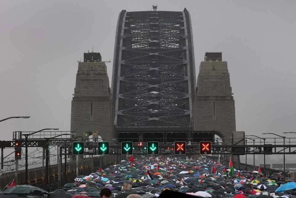 Suasana perarakan di jambatan berkenaan.