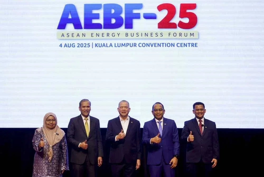Fadillah (tengah) bergambar kenangan selepas merasmikan AEBF-25 di Pusat Konvensyen Kuala Lumpur pada Isnin. Foto Bernama