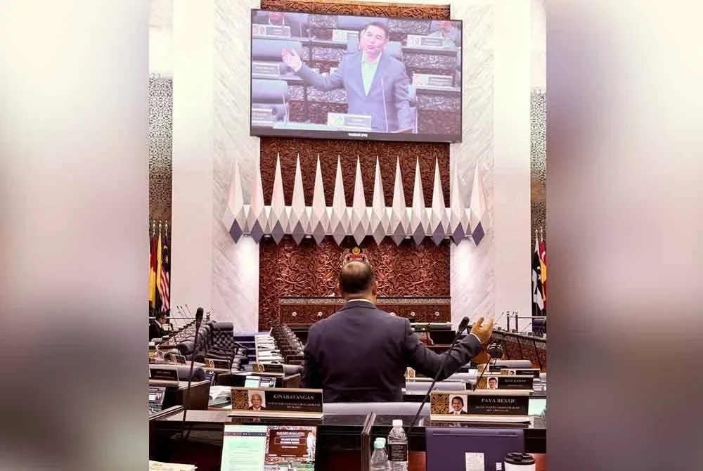 Rafizi berkongsi satu gambar melalui hantaran di Facebook menunjukkan sisi berbeza dirinya.