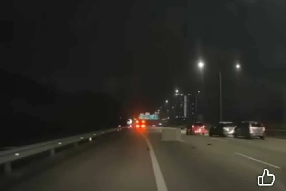 Tangkap layar kemalangan melibatkan lima kenderaan di Kilometer 9.6 Lebuhraya Guthrie hala selatan pada Sabtu.