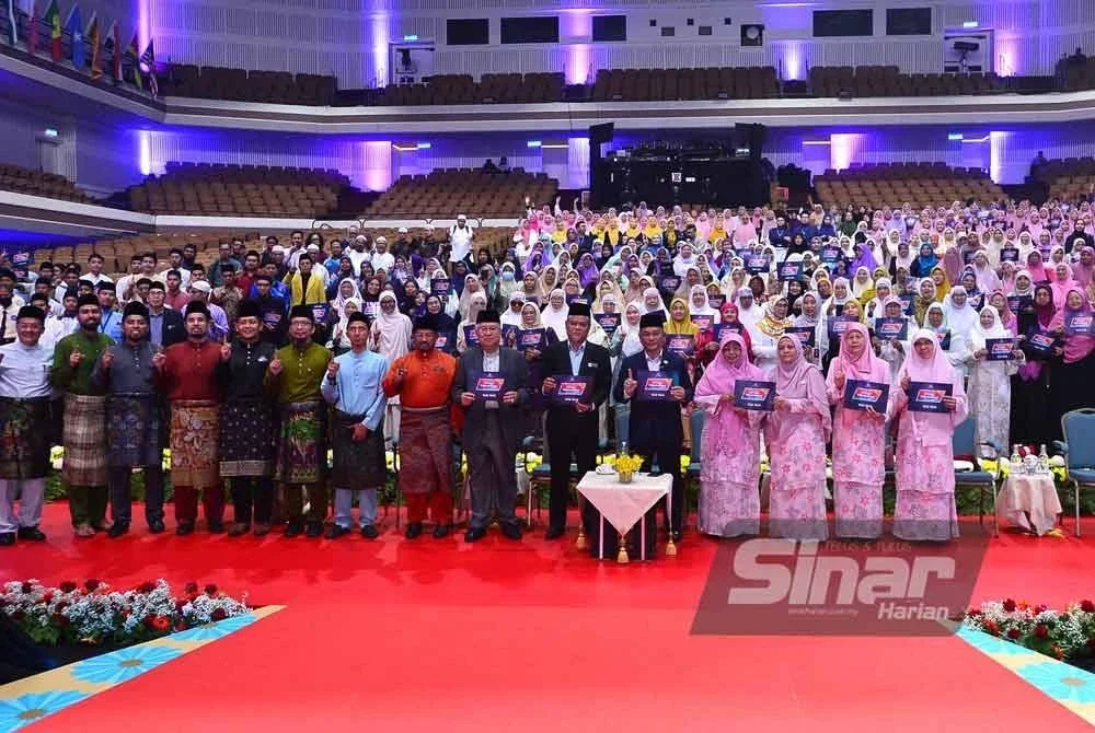 Mohd Na'im (lima dari kanan) bersama tetamu yang hadir pada MTHQA#QuranHour 2025 di WTCKL pada Isnin. FOTO: ASRIL ASWANDI SHUKOR