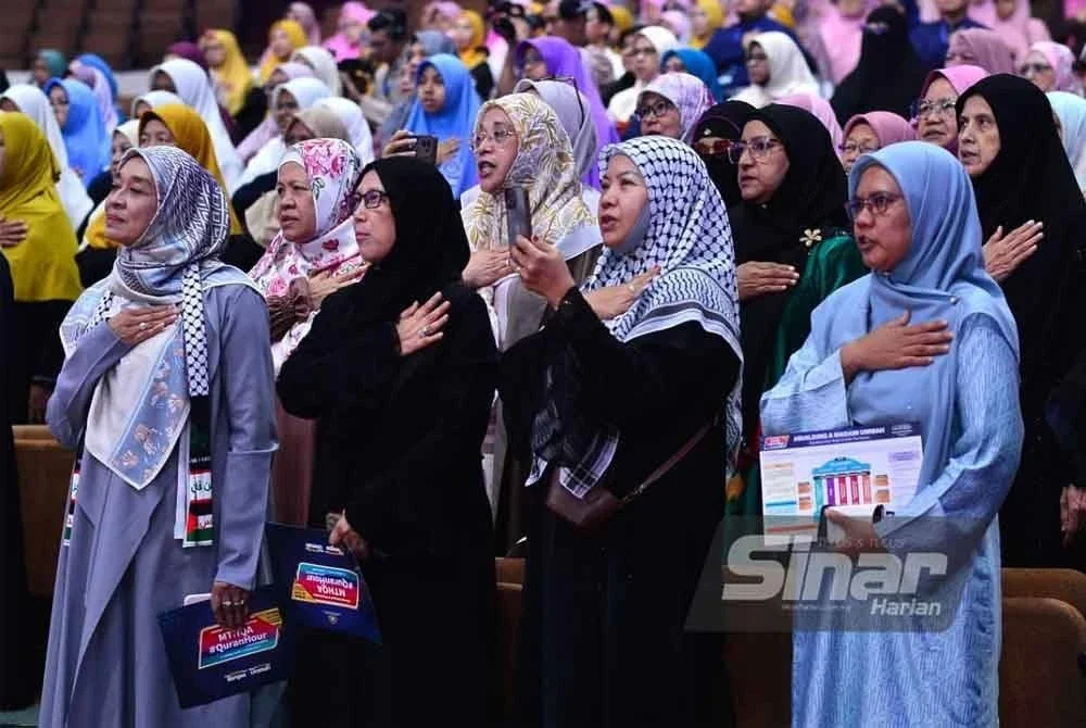 Antara tetamu yang hadir melafazkan ikrar. FOTO: ASRIL ASWANDI SHUKOR