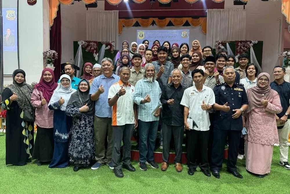 Pelajar cemerlang STPM bergambar dengan para guru dan ahli TMESA.