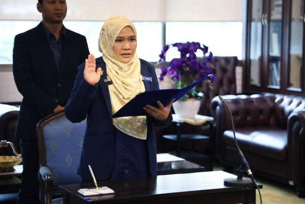 Safriah mengangkat sumpah jawatan sebagai Timbalan Datuk Bandar Shah Alam pada Isnin.