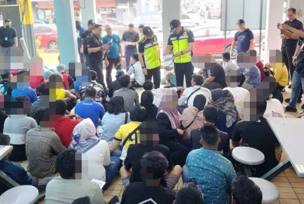 Antara warga asing yang diperiksa dalam operasi di sekitar bandar Kajang pada Isnin.
